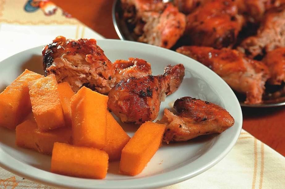 No Puleiro: o franguinho pode vir acompanhado de polenta No Puleiro: o franguinho pode vir acompanhado de polenta