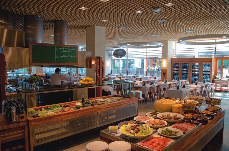 Forno a lenha: pizzas e pães quentes toda hora Forno a lenha: pizzas e pães quentes toda hora