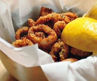 Lulas empanadas em farinha de pão e ervas Lulas empanadas em farinha de pão e ervas