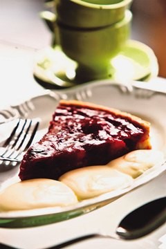 Fatia de frutas vermelhas com nata batida Fatia de frutas vermelhas com nata batida