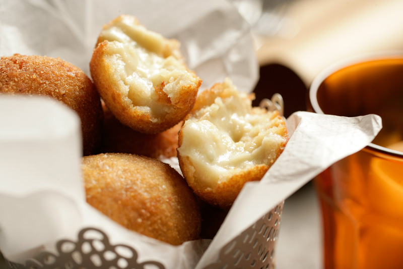 Croquetas de queijo gorgonzola e manjericão