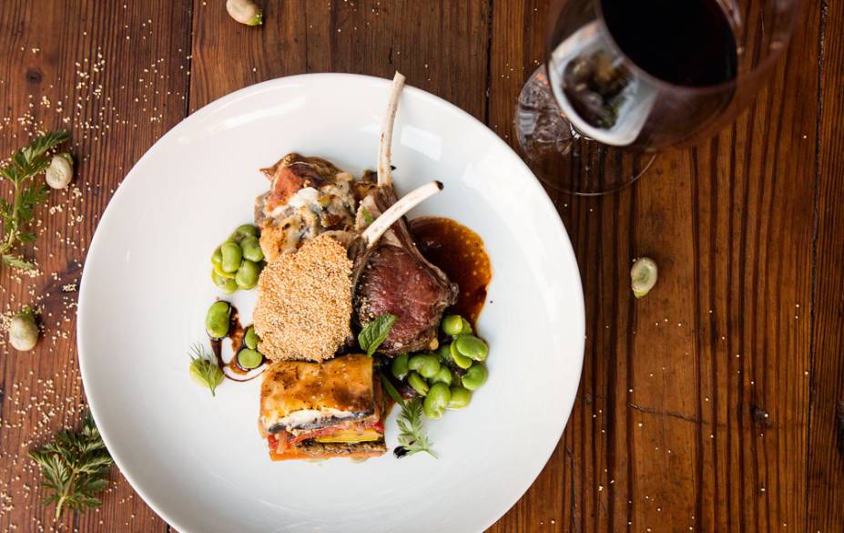 Carré de cordeiro em crosta de farinha uarini com favas e legumes gratinados Carré de cordeiro em crosta de farinha uarini com favas e legumes gratinados