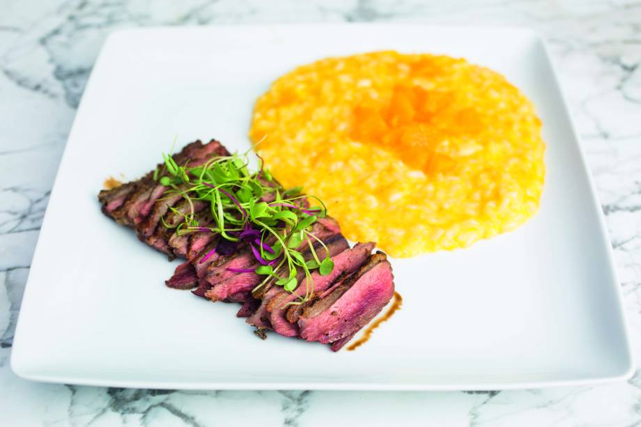 Peito de pato cortado fino com risoto de tangerina Peito de pato cortado fino com risoto de tangerina
