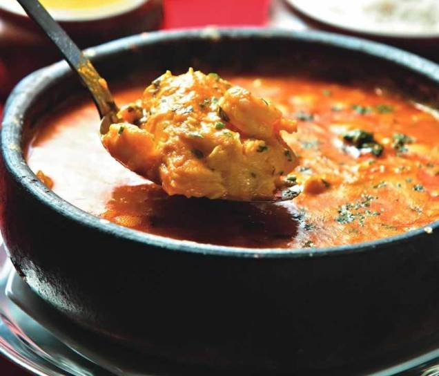 Moqueca mista de pescada-amarela e camarão; aroma de azeite de dendê, do Consulado da Bahia Moqueca mista de pescada-amarela e camarão; aroma de azeite de dendê, do Consulado da Bahia