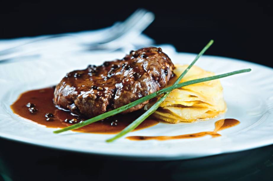 Hambúrguer ao molho de pimenta-verde com galette de batata Hambúrguer ao molho de pimenta-verde com galette de batata