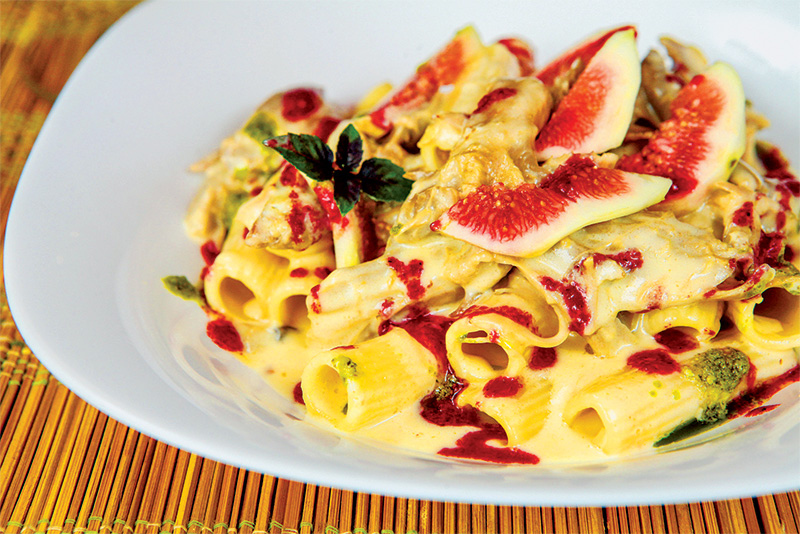 Rigatoni ao ragu de pato, fi go e vinagrete de frutas vermelhas Rigatoni ao ragu de pato, fi go e vinagrete de frutas vermelhas