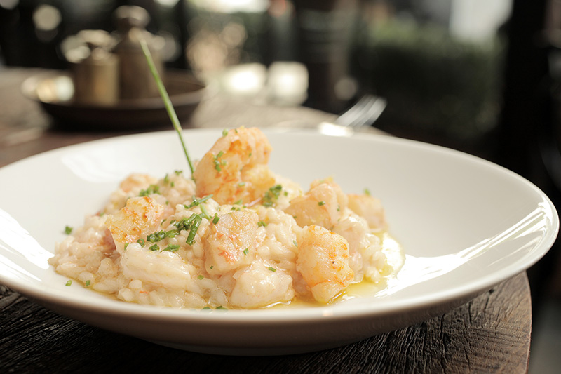 Enfeitado por camarões grandes, o risoto tem cozimento na medida Enfeitado por camarões grandes, o risoto tem cozimento na medida