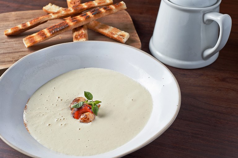 Vichyssoise de palmito, vieira e alho-poró