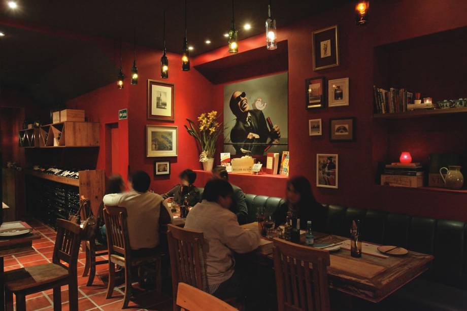 Mesas de madeira rústica e luminárias feitas de garrafas: referências à Toscana Mesas de madeira rústica e luminárias feitas de garrafas: referências à Toscana