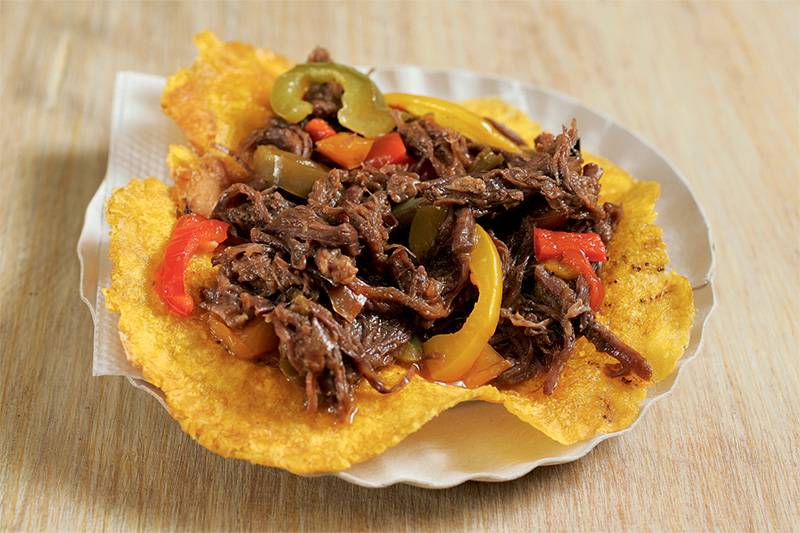 Patacón de costela bovina desfiada e pimentões