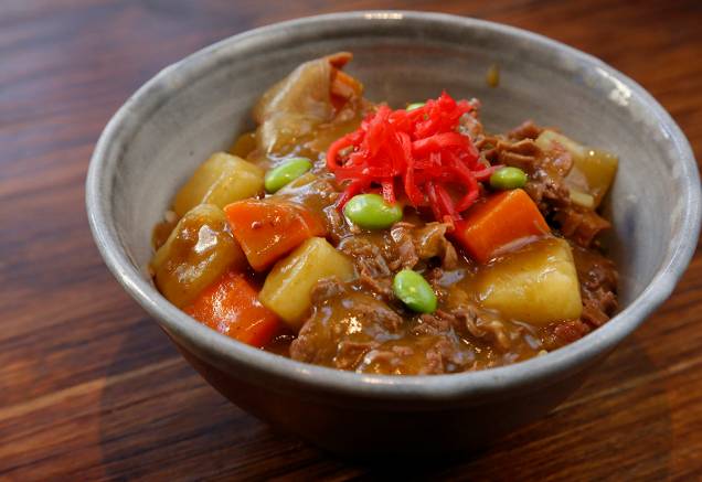 Curry rice: cozido de legumes e carne bovina com molho de curry e arroz (R$ 19,00) Curry rice: cozido de legumes e carne bovina com molho de curry e arroz (R$ 19,00)
