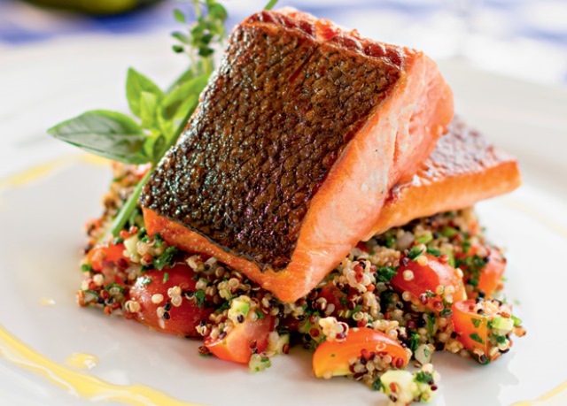 Salmão grelhado com tabule de quinoa no lugar de trigo, pepino e tomate