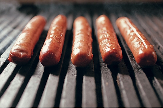 Truque campeão: as salsichas passam pela grelha Truque campeão: as salsichas passam pela grelha