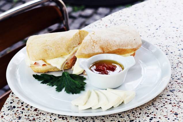 Sanduíche de peito de peru e queijo branco e o suco verde: opções do menu especial Sanduíche de peito de peru e queijo branco e o suco verde: opções do menu especial