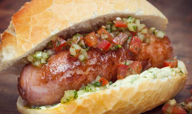 Social Food Truck Seara: sanduíche de linguiça com vinagrete Social Food Truck Seara: sanduíche de linguiça com vinagrete