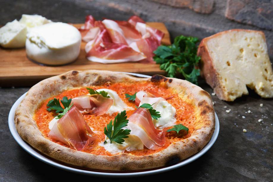 São bento: fatias de uma variação do presunto cru conhecida como speck, dispostas sobre molho de tomate assado, burrata e salsinha São bento: fatias de uma variação do presunto cru conhecida como speck, dispostas sobre molho de tomate assado, burrata e salsinha