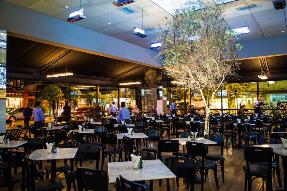 O salão amplo: clima de balada com o drinque di milano O salão amplo: clima de balada com o drinque di milano