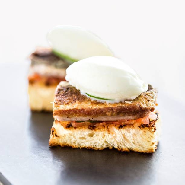 Sardinha grelhada e crocante com brioche, sorbet de iogurte e finas fatias de limão