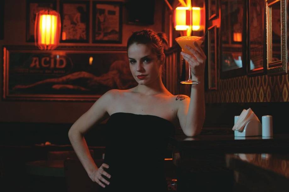 A garçonete Caroline Mendes exibe a margarita de manga A garçonete Caroline Mendes exibe a margarita de manga