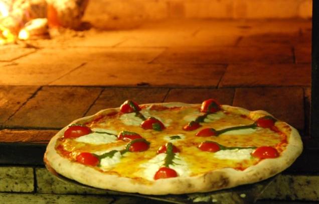 Pizza de burrata: uma versão cremosa e amanteigada da mussarela de búfala, acompanhada de tomatinhos e pesto Pizza de burrata: uma versão cremosa e amanteigada da mussarela de búfala, acompanhada de tomatinhos e pesto