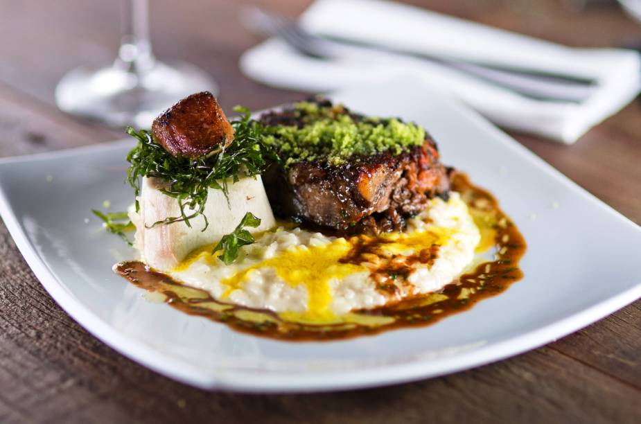 	Ossobuco acompanhado de risoto de parmesão, emulsão de açafrão, tutano e gremolata