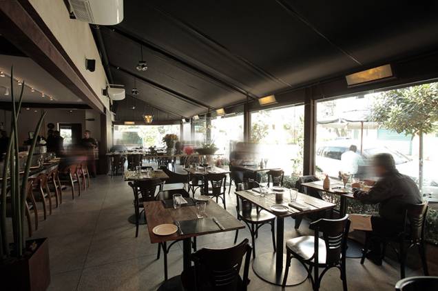 Envidraçado, o salão ocupa uma esquina do Campo Belo Envidraçado, o salão ocupa uma esquina do Campo Belo