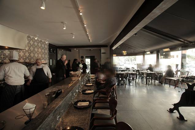 Envidraçado, o salão ocupa uma esquina do Campo Belo Envidraçado, o salão ocupa uma esquina do Campo Belo