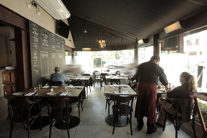 Envidraçado, o salão ocupa uma esquina do Campo Belo