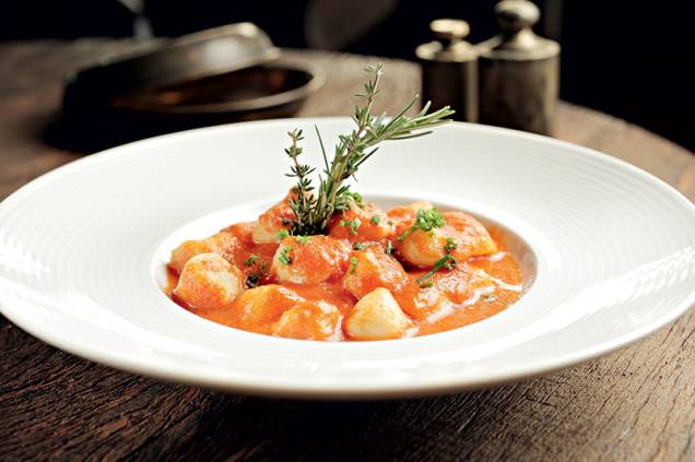 Nhoque de batata ao molho de tomate com queijo fontina Nhoque de batata ao molho de tomate com queijo fontina