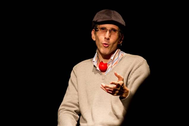 Nando Bolognesi: monólogo inspirado em história pessoal Nando Bolognesi: monólogo inspirado em história pessoal