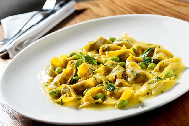 Ravióli dal plin de linguiça ao molho de manteiga, fava e hortelã Ravióli dal plin de linguiça ao molho de manteiga, fava e hortelã