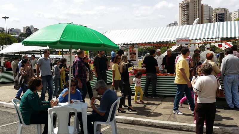 O evento reúne chefs de diferentes restaurantes e food trucks