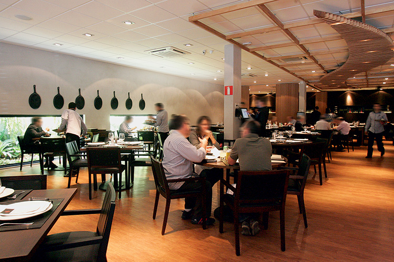 Ambiente: hídrido de rodízio e churrascaria fina Ambiente: hídrido de rodízio e churrascaria fina