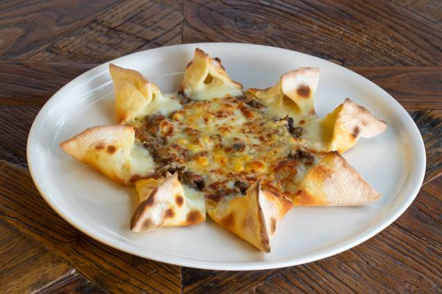 Stellina: a pizza estrelada vem coberta de cogumelos shiitake e shimeji ao azeite de trufa, mussarela de búfala e parmesão Stellina: a pizza estrelada vem coberta de cogumelos shiitake e shimeji ao azeite de trufa, mussarela de búfala e parmesão