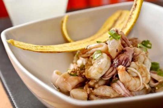 Ceviche Chifa, do Suri, leva camarão, lula e corvina com um molho de tamarindo e tempurá de batata doce