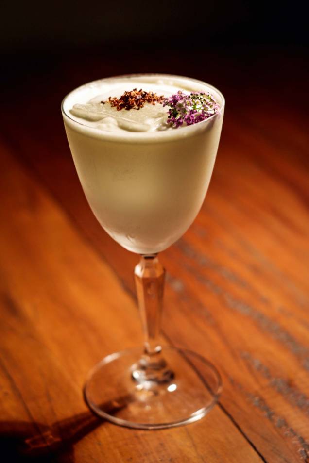 Sutileza: gim, purê de graviola, sorbet de capim-limão, bitter de lavanda e casca de cacau para decorar Sutileza: gim, purê de graviola, sorbet de capim-limão, bitter de lavanda e casca de cacau para decorar