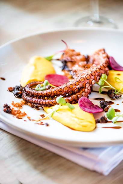 Releitura de pratos clássicos: polvo com farofa de pancetta e purê de milho Releitura de pratos clássicos: polvo com farofa de pancetta e purê de milho