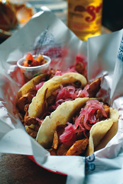 Taco de frango marinado em pimenta-amarela e coberto por cebola-roxa