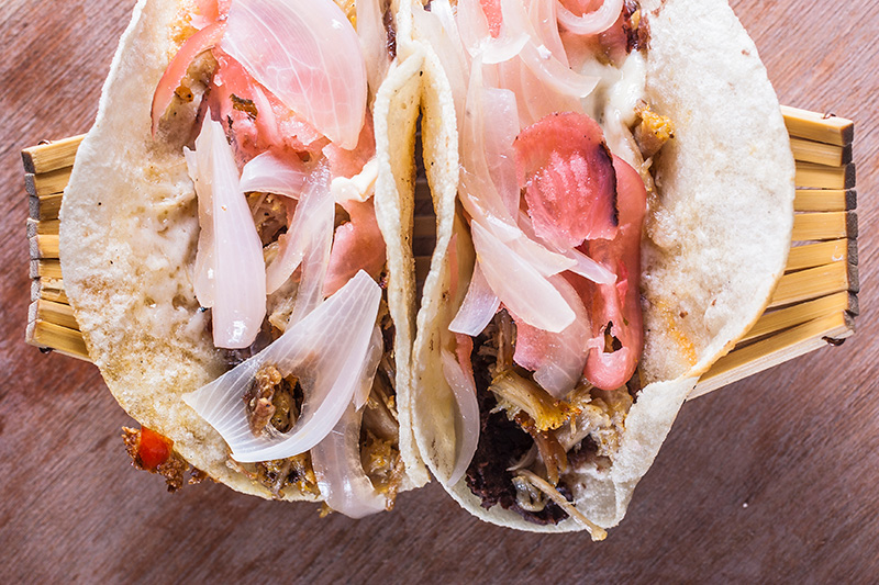 Tacos recheados de pernil com feijão, cebola curada e queijo de minas fresco Tacos recheados de pernil com feijão, cebola curada e queijo de minas fresco