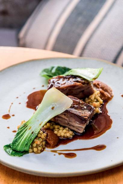 Paleta de cordeiro: cozida lentamente em baixa temperatura, acompanha acelga e pasta de berinjela Paleta de cordeiro: cozida lentamente em baixa temperatura, acompanha acelga e pasta de berinjela