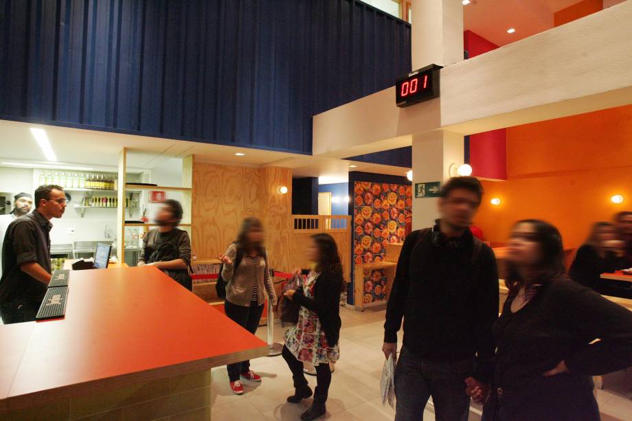 Os pedidos devem ser feitos diretamente no caixa, não há serviço de garçom Os pedidos devem ser feitos diretamente no caixa, não há serviço de garçom