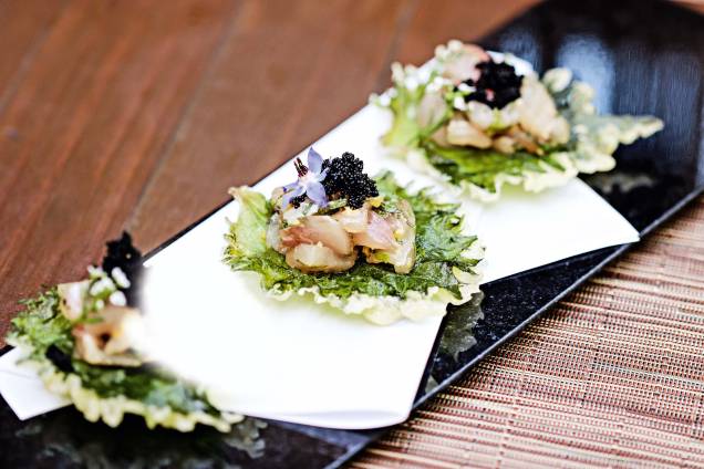 Tempurá de shissô com tartare de peixe branco e ovas Tempurá de shissô com tartare de peixe branco e ovas