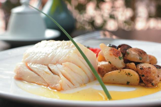 Tasca do Zé e da Maria: bacalhau confitado com batata, alcaparra, azeitona preta, minicebola e tomate Tasca do Zé e da Maria: bacalhau confitado com batata, alcaparra, azeitona preta, minicebola e tomate