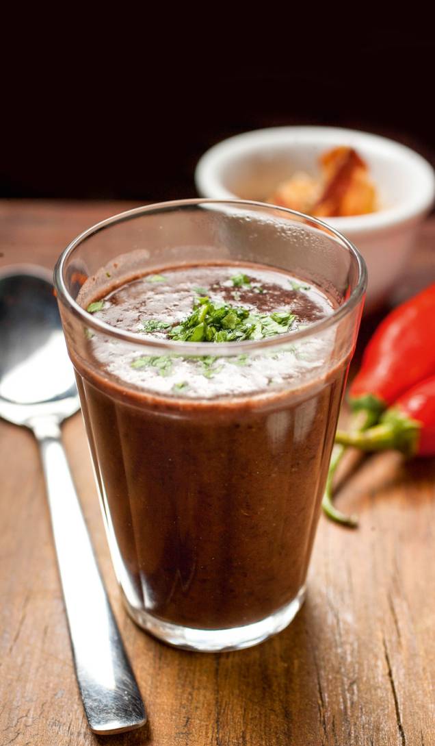 Caldo de feijão-preto: saboroso e espesso, vem ao lado de paçoca de carne-seca e bacon Caldo de feijão-preto: saboroso e espesso, vem ao lado de paçoca de carne-seca e bacon