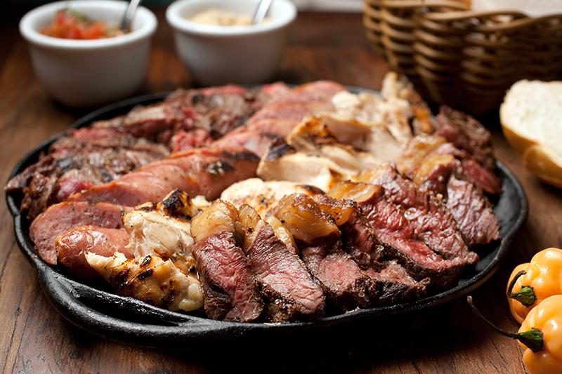 Mix de frango, linguiça, fraldinha e picanha grelhados: serve até três pessoas