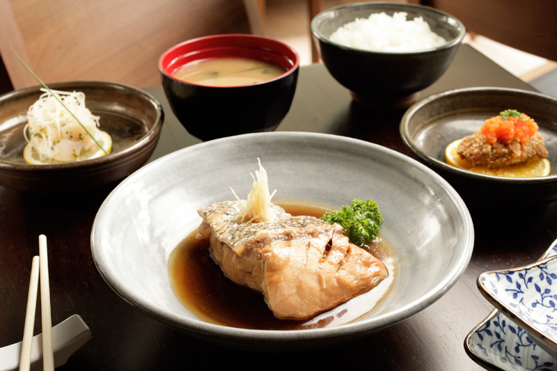 O teishouku de garoupa cozida O teishouku de garoupa cozida