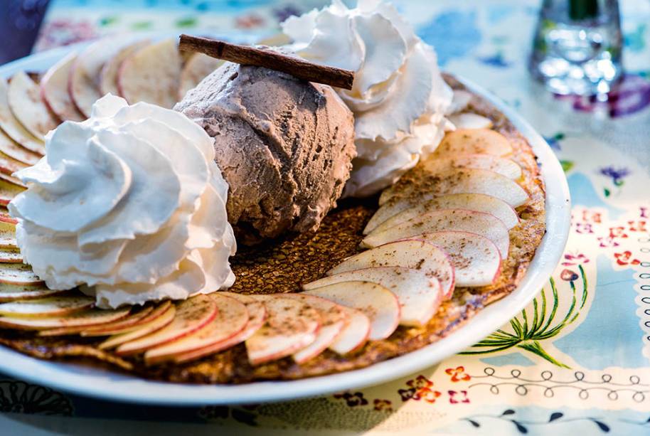 A versão doce com maçã, chantili e sorvete de canela