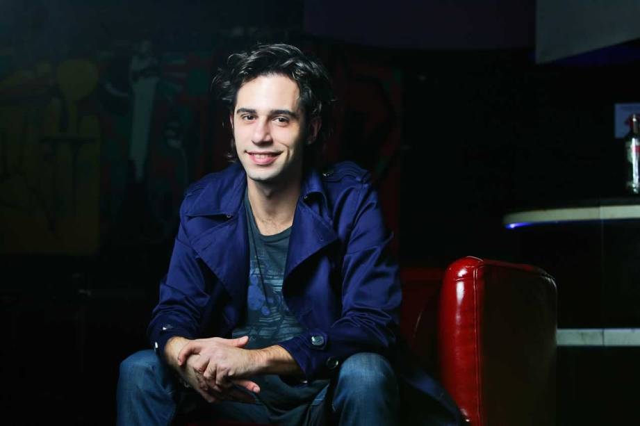 O cantor Thiago Pethit