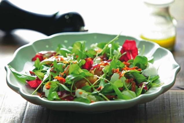 Salada capreseta: salpicada de mussarela de búfala e chips de presunto cru Salada capreseta: salpicada de mussarela de búfala e chips de presunto cru