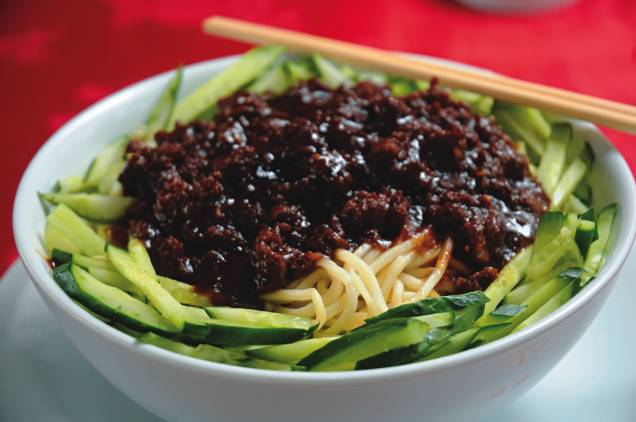 Macarrão ao molho de missô com carne Macarrão ao molho de missô com carne